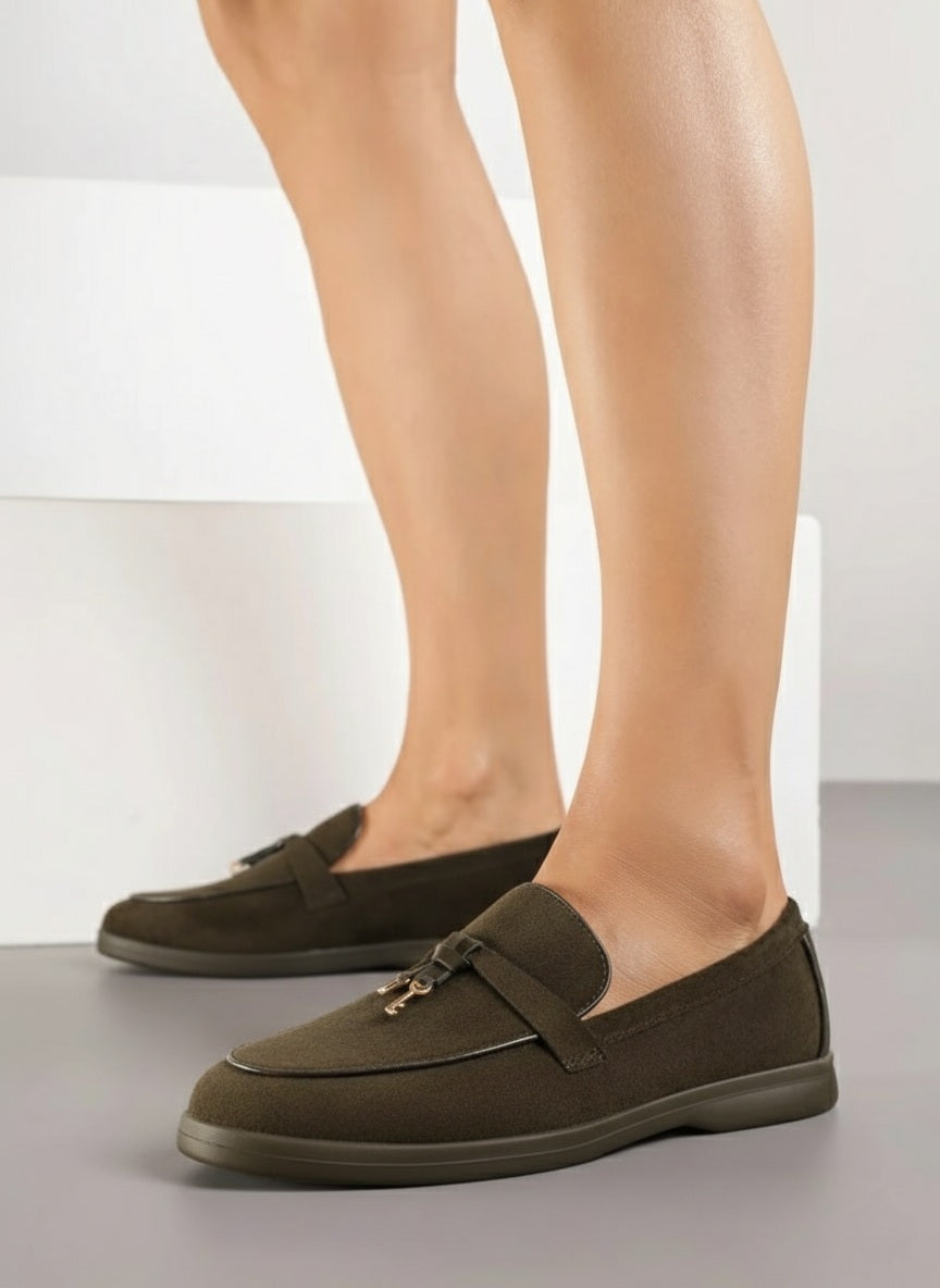 Mocassins Kaki en Daim avec Détail Métallique Élégant