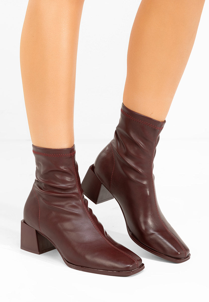 Bottine bordeaux élégante à talon carré
