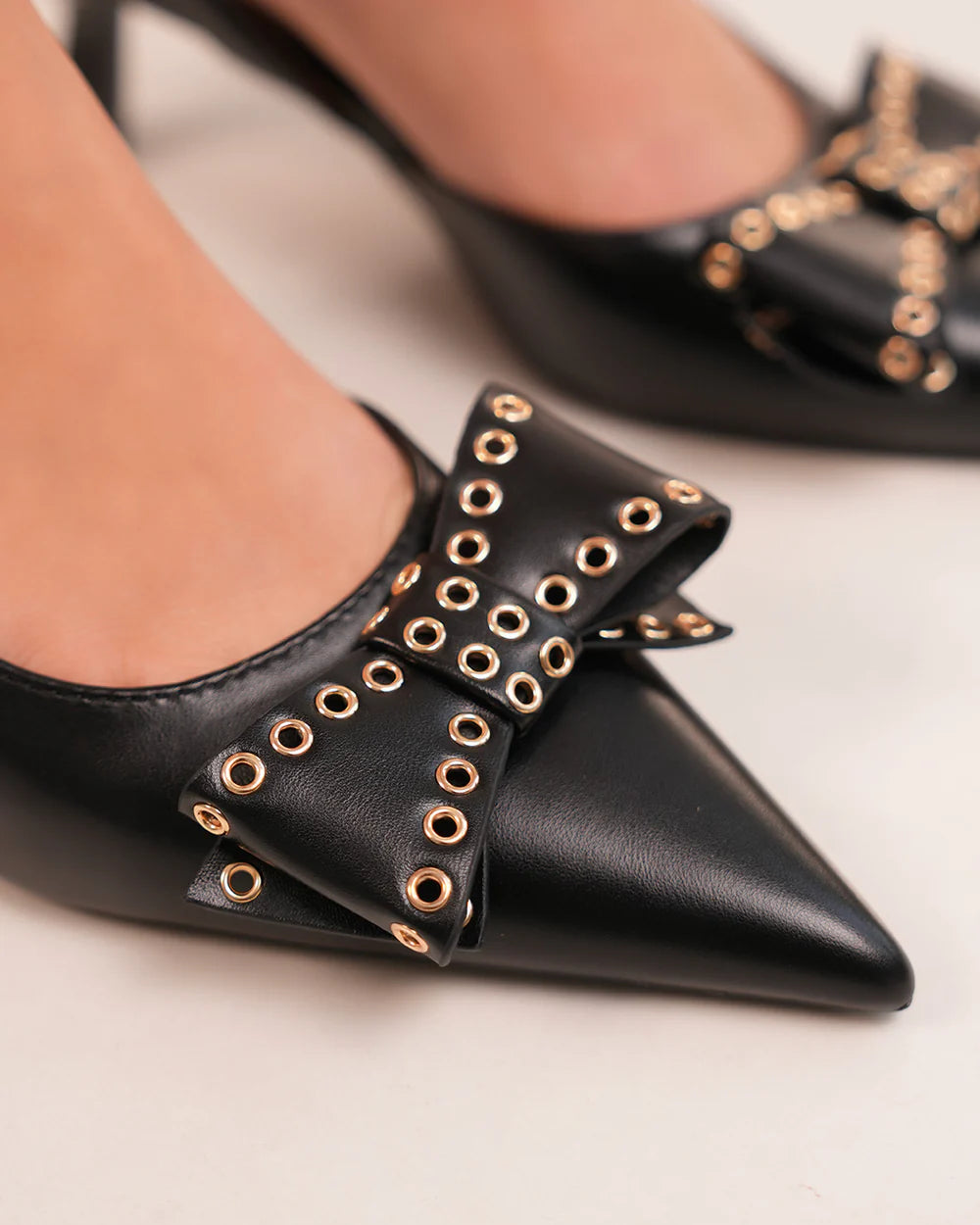 Escarpin slingback noir à petit talon et nœud clouté