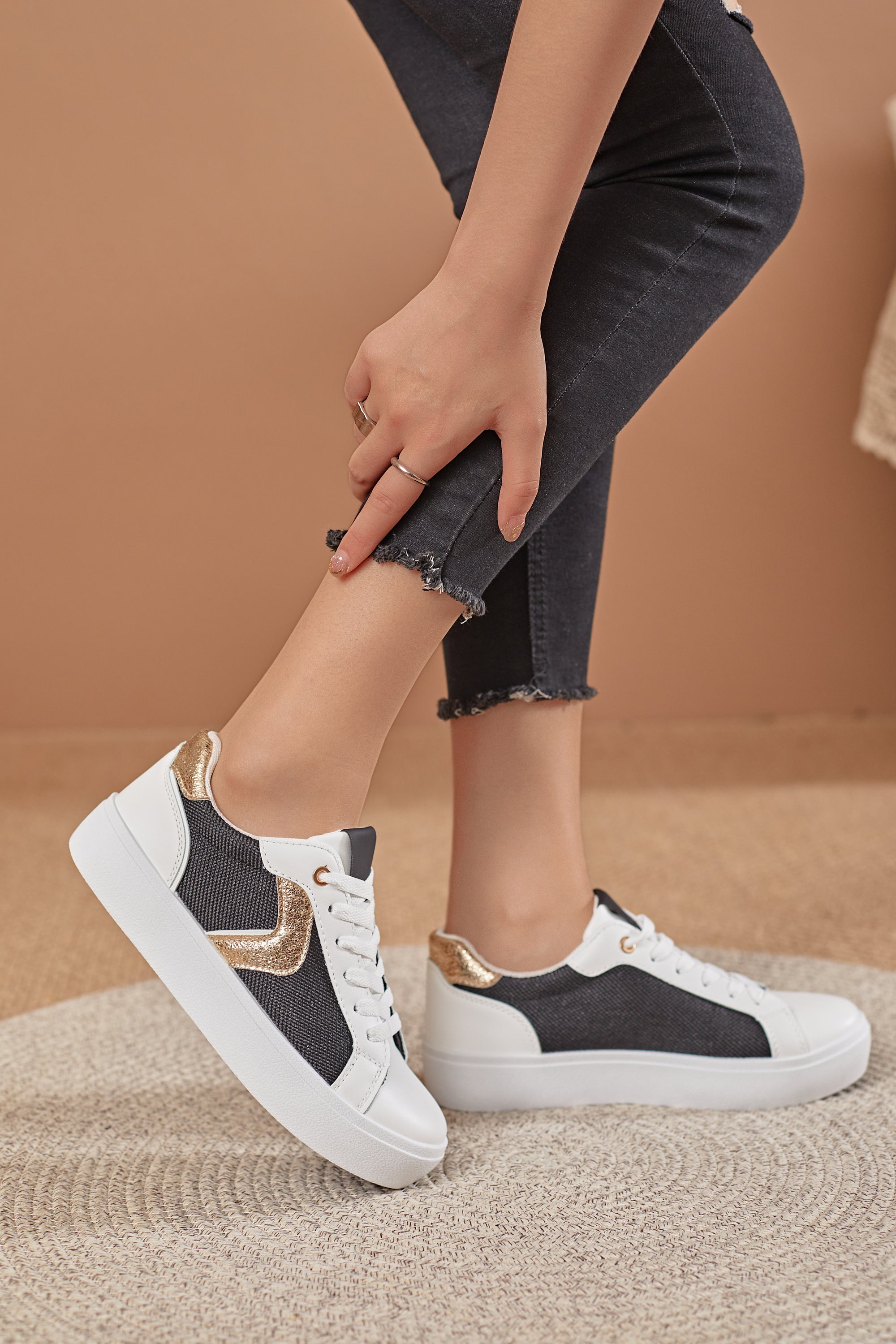 Basket noir et blanche avec details doré