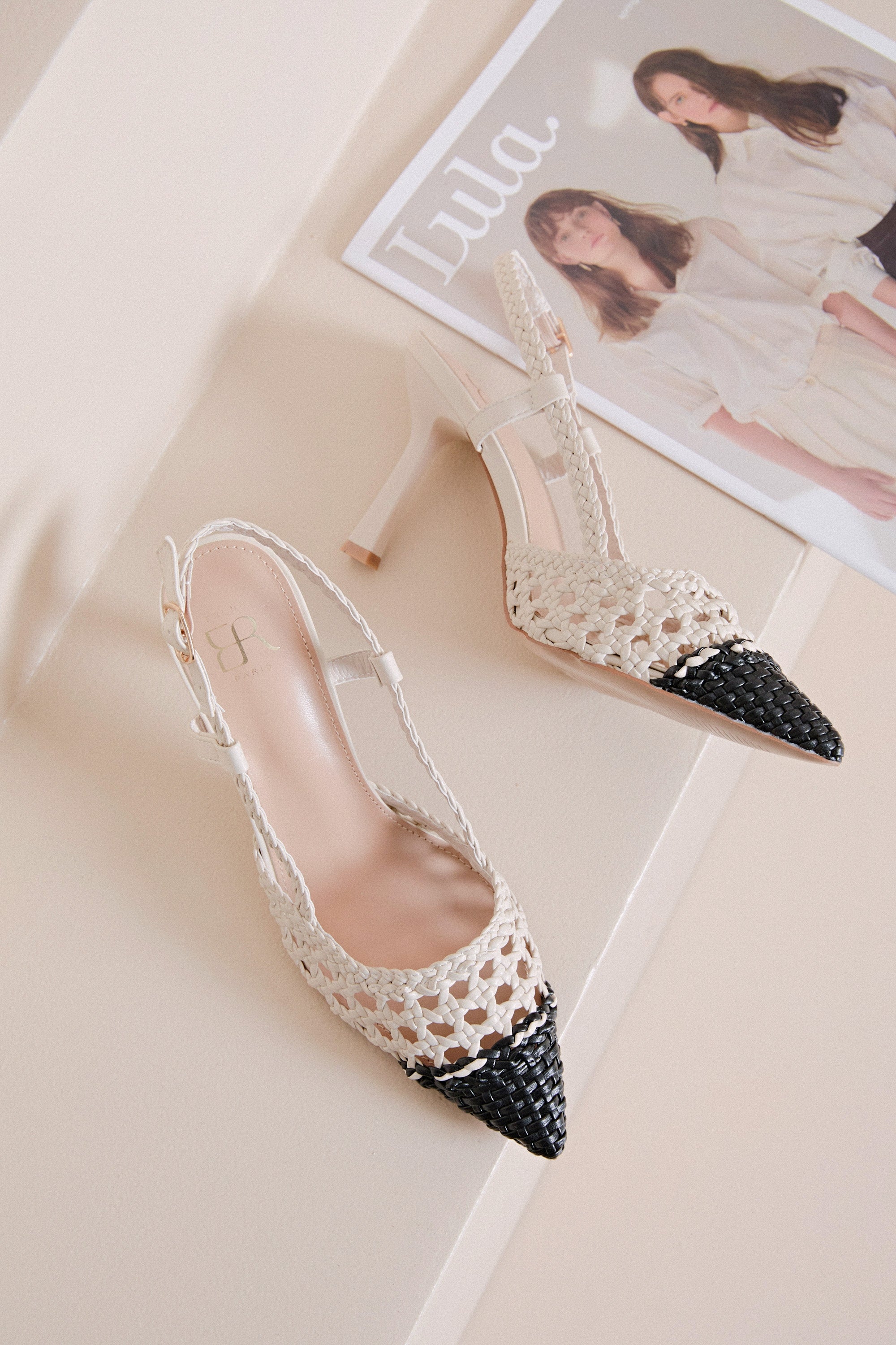 Escarpin slingback beige français en raphia tressé