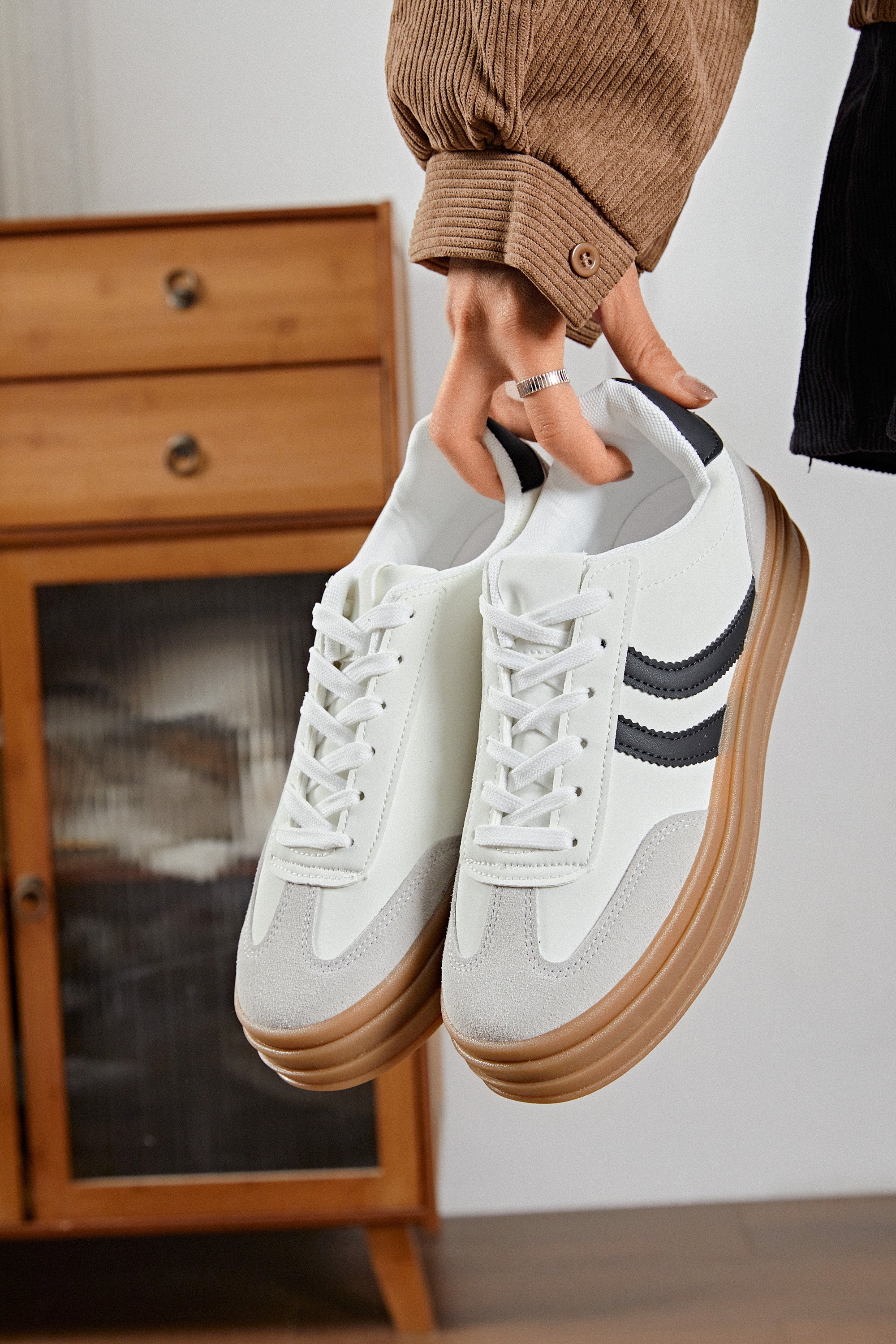 Basket blanche et noir avec semelle marron
