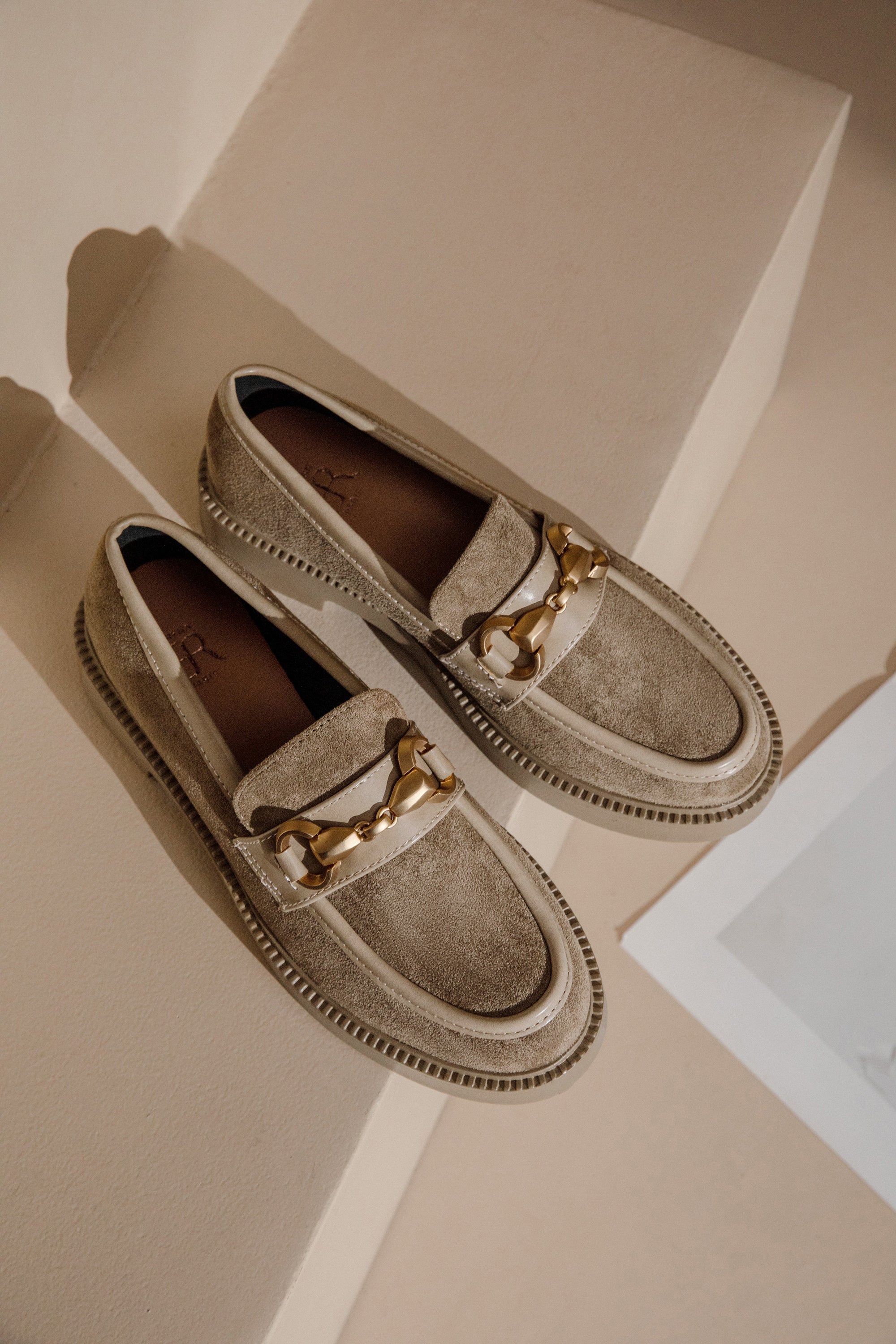 Mocassins en Daim avec Détail Métallique