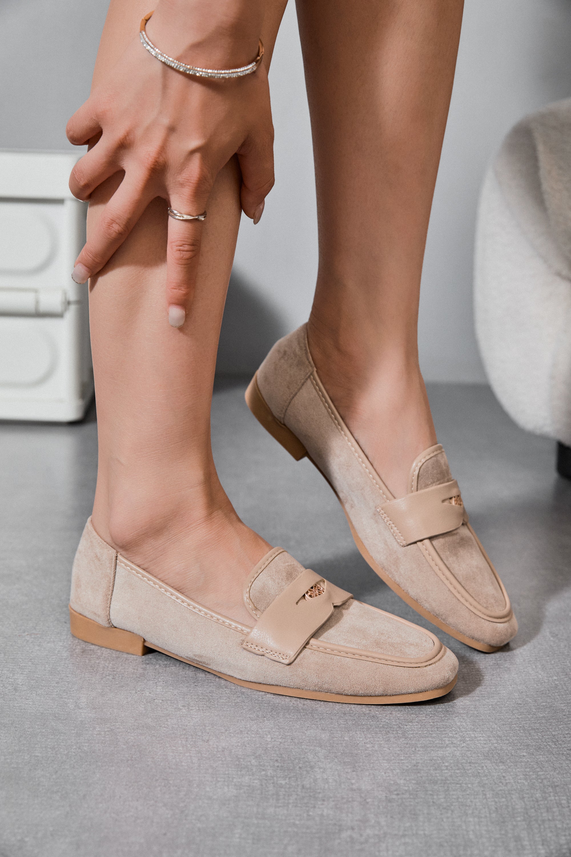 Mocassins beiges en daim avec détail métallique doré