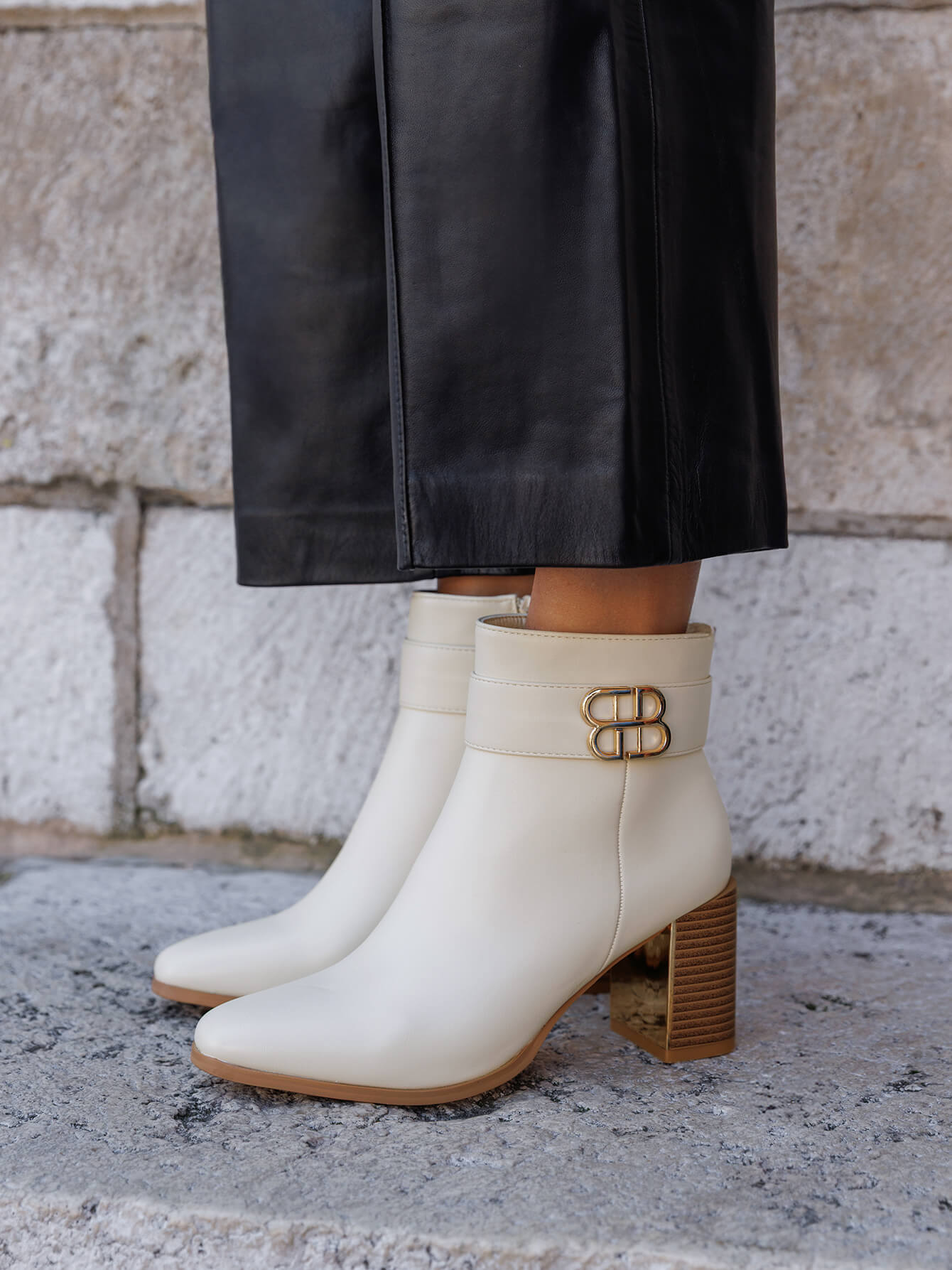 Bottines Écrues à Talon Bloc et Boucle Dorée