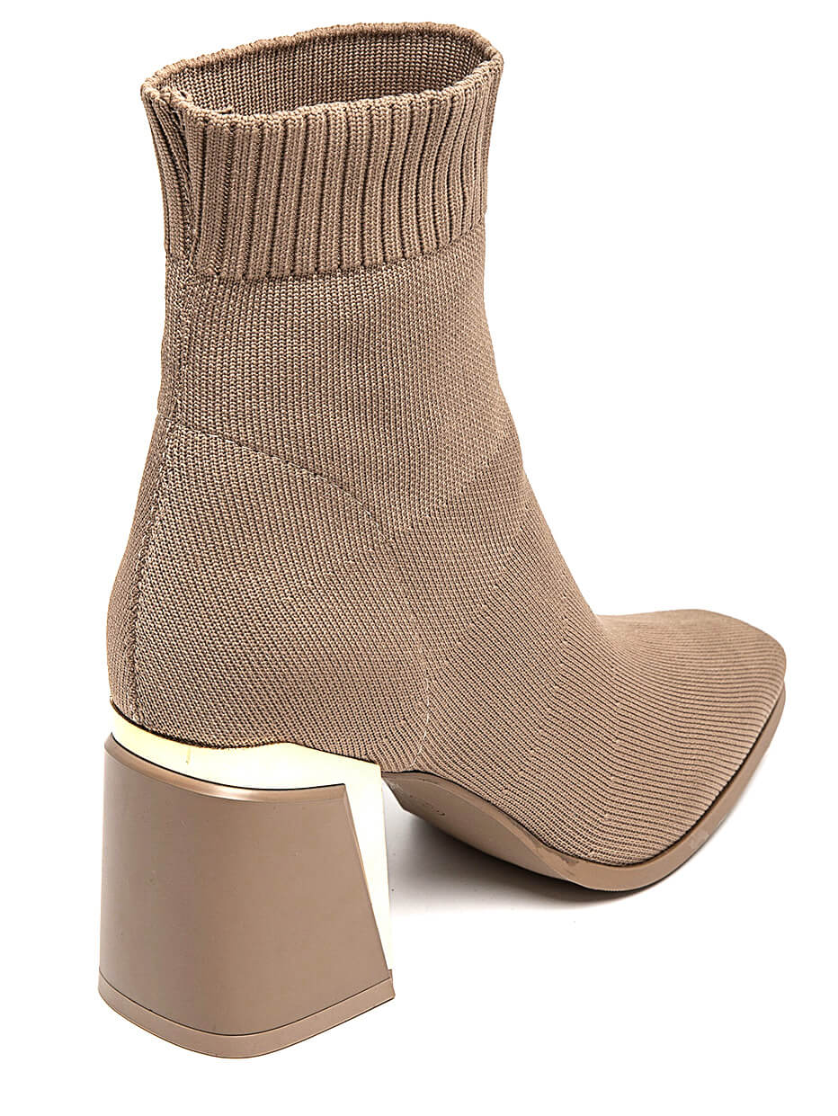 Bottine chaussette beige au design moderne et raffiné