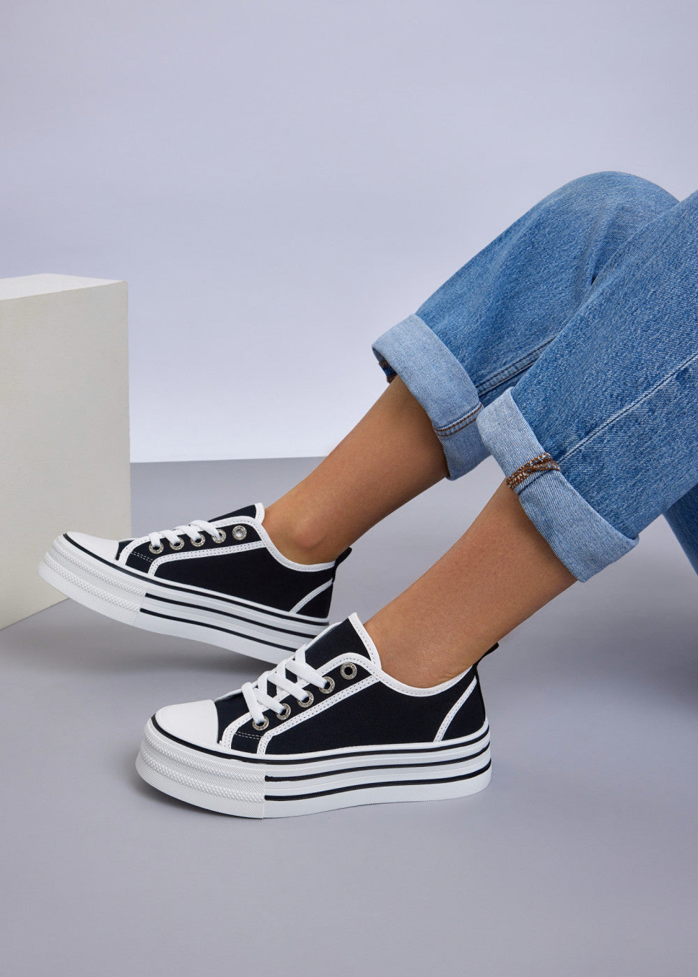Baskets Basses en Toile à Semelle Plateforme – Noir & Blanc
