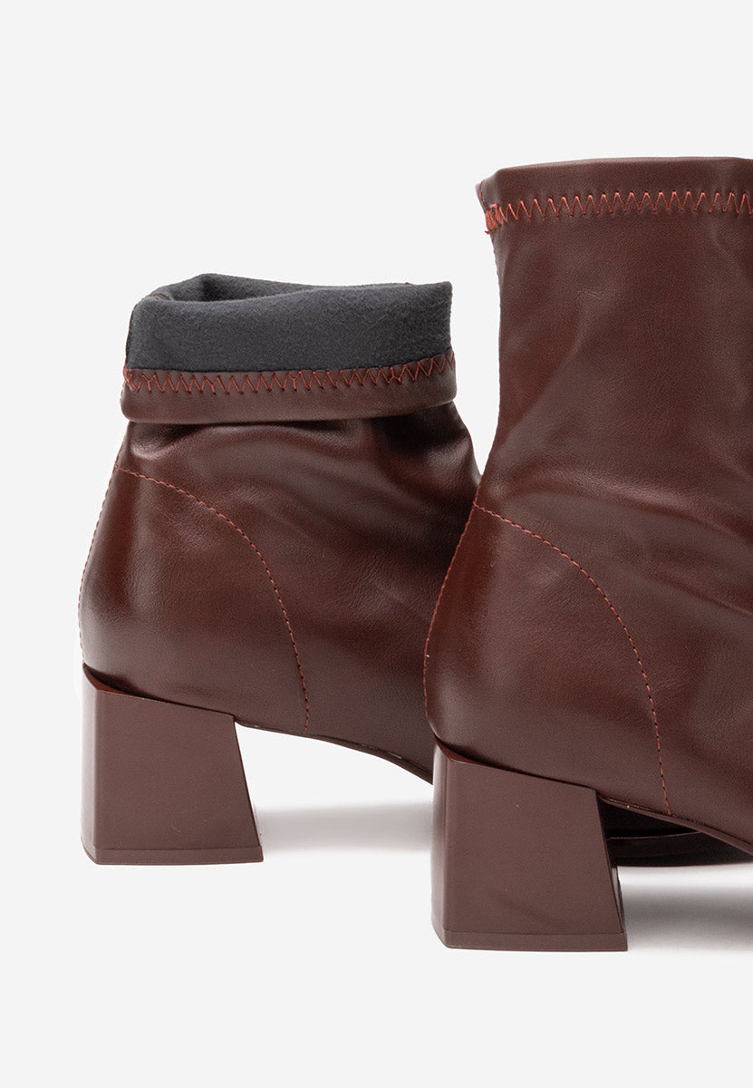 Bottine bordeaux élégante à talon carré