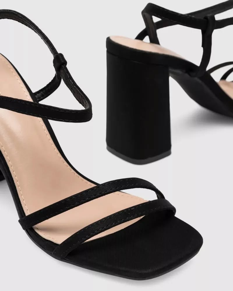 Sandale noir à talon carré