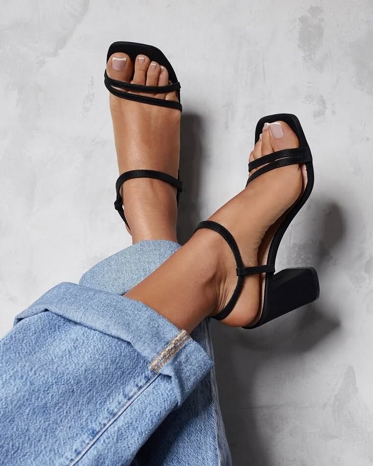 Sandale noir à talon carré