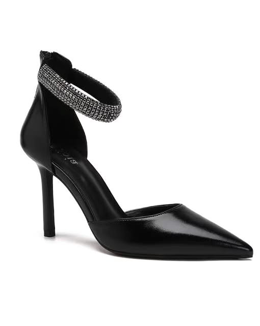 Escarpin noir avec detail argentée dans la cheville