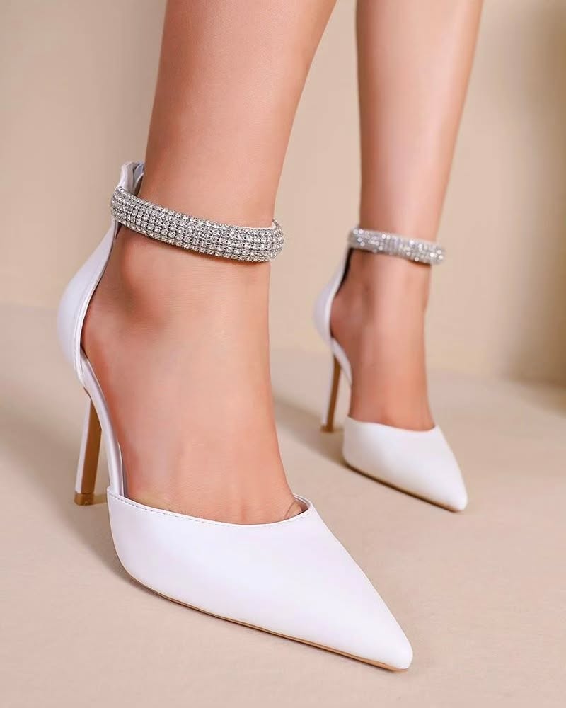 Escarpin blanc avec detail argentée dans la cheville