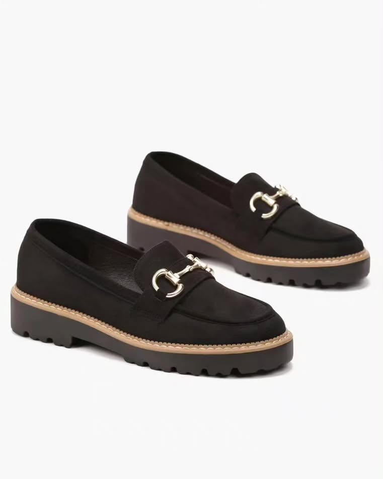 Mocassin en daim avec boucle dorée