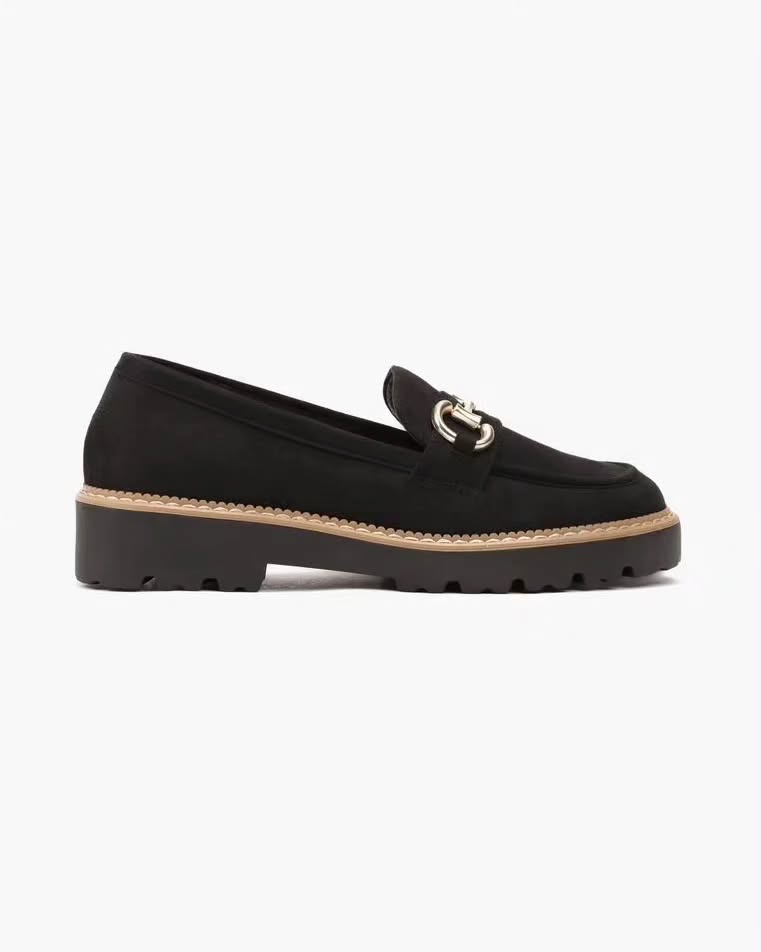 Mocassin en daim avec boucle dorée