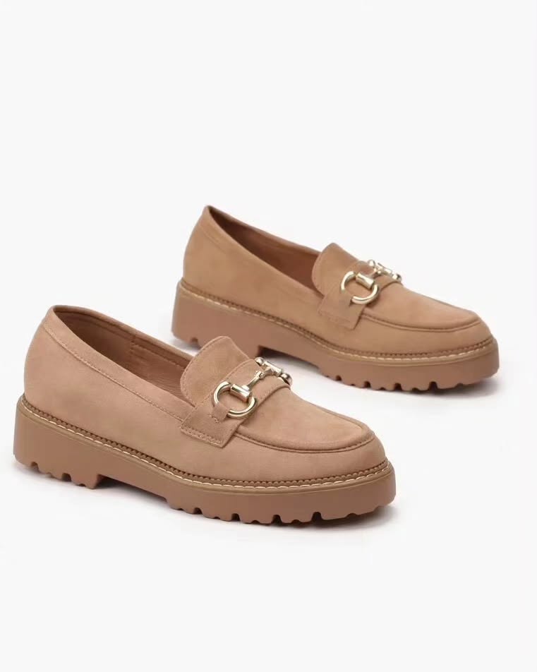 Mocassin en daim avec boucle dorée