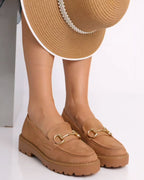 Mocassin en daim avec boucle dorée