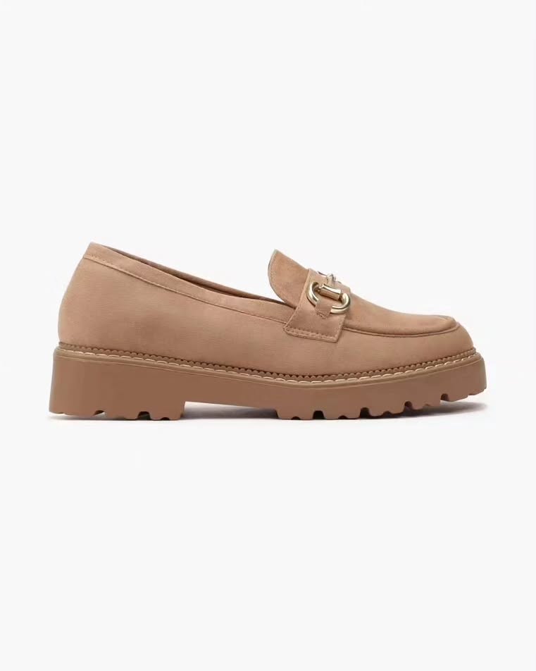 Mocassin en daim avec boucle dorée