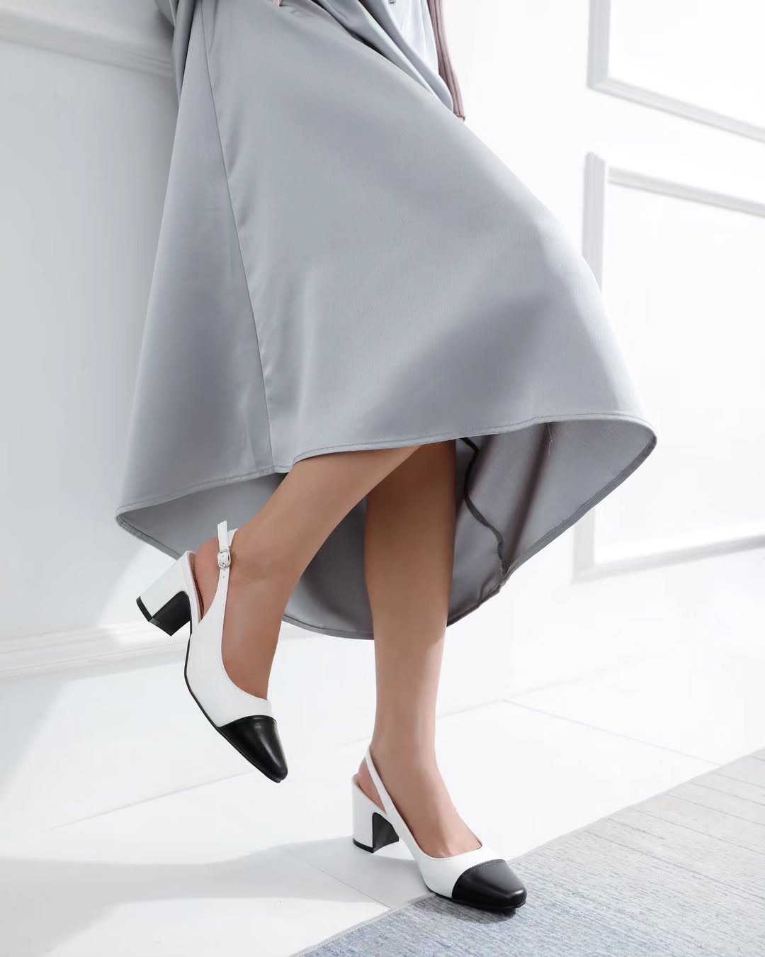 Slingback blanc et noir à talon carré