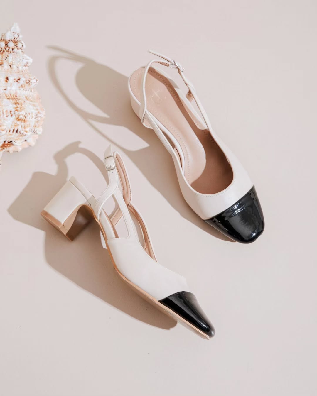 Slingback a petit talon et bout noir vernis