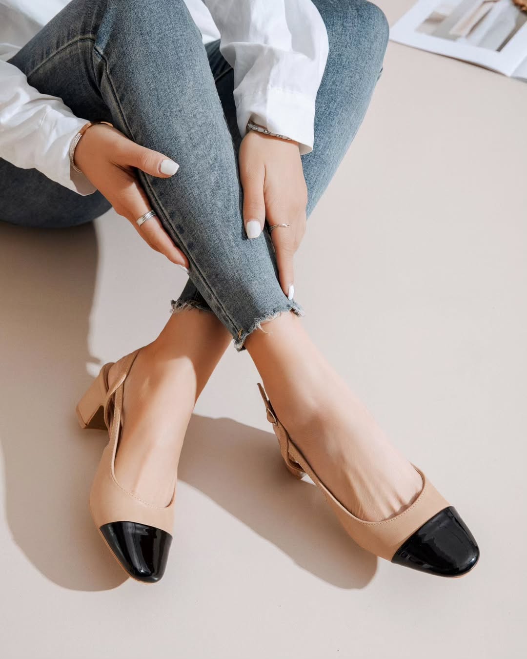 Slingback a petit talon et bout noir vernis