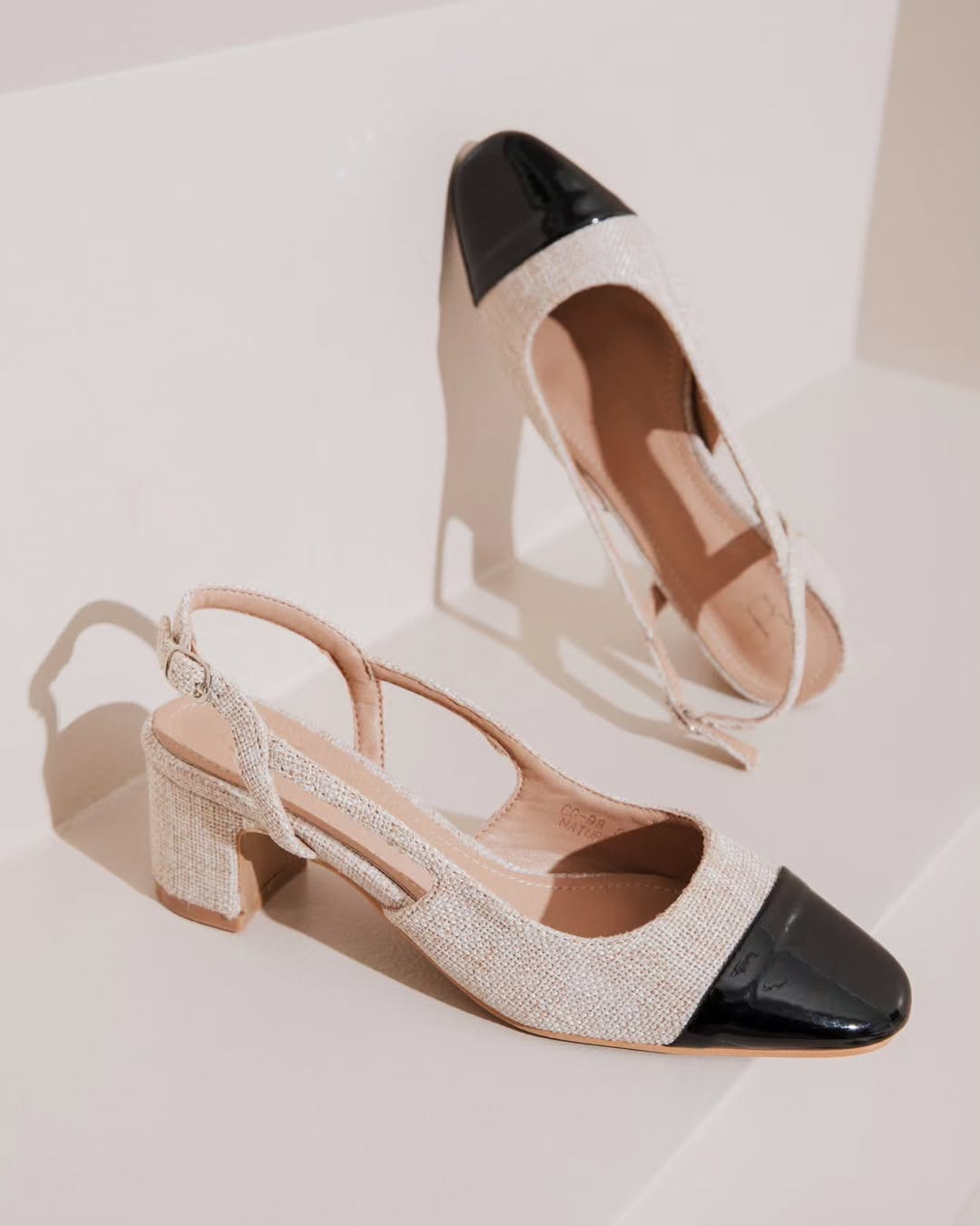 Slingback en textile a petit talon et bout noir vernis