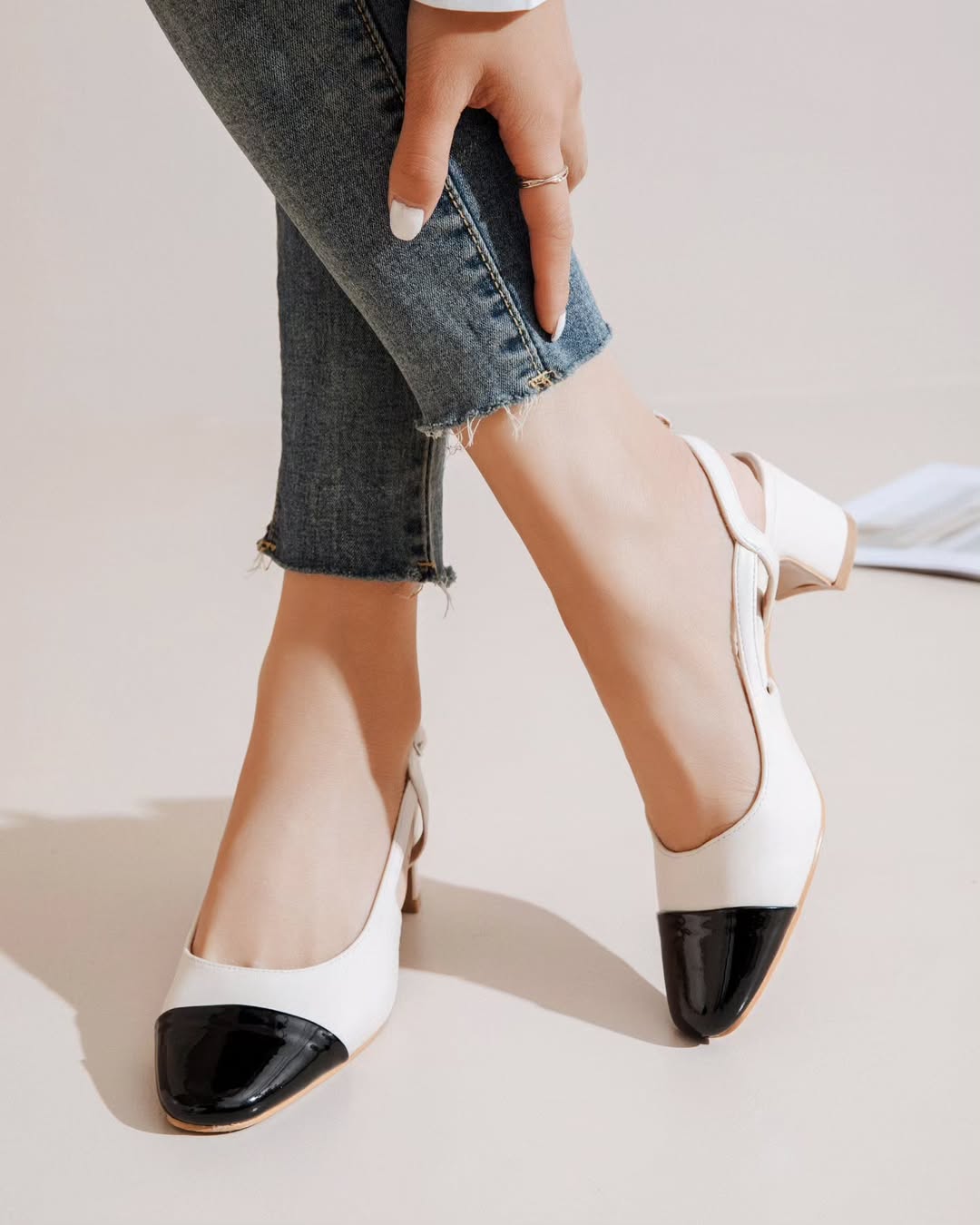 Slingback a petit talon et bout noir vernis