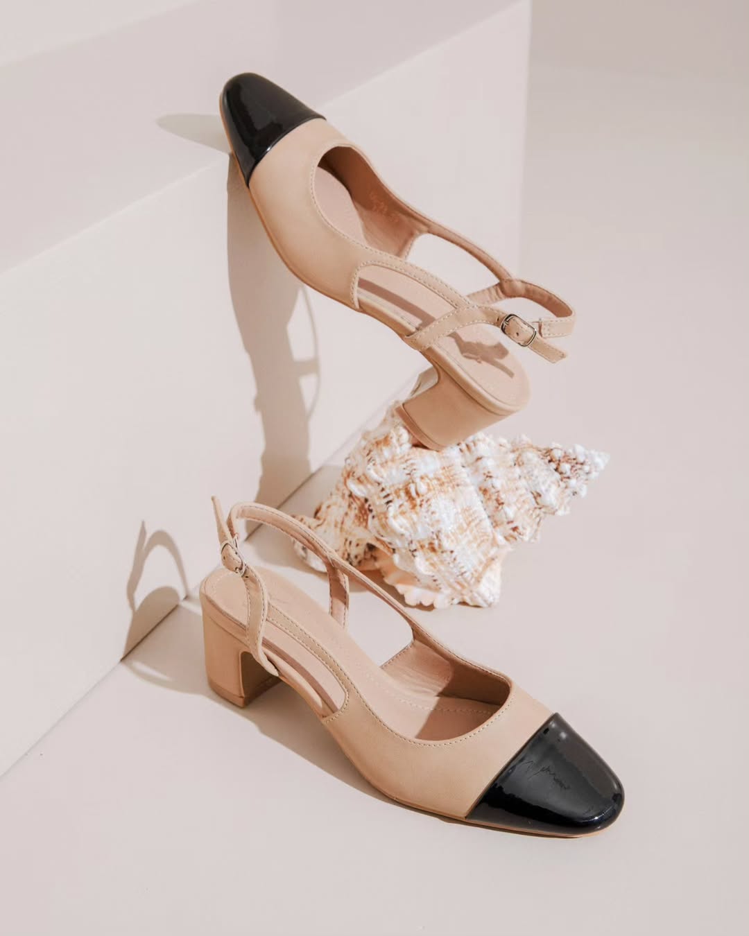 Slingback a petit talon et bout noir vernis