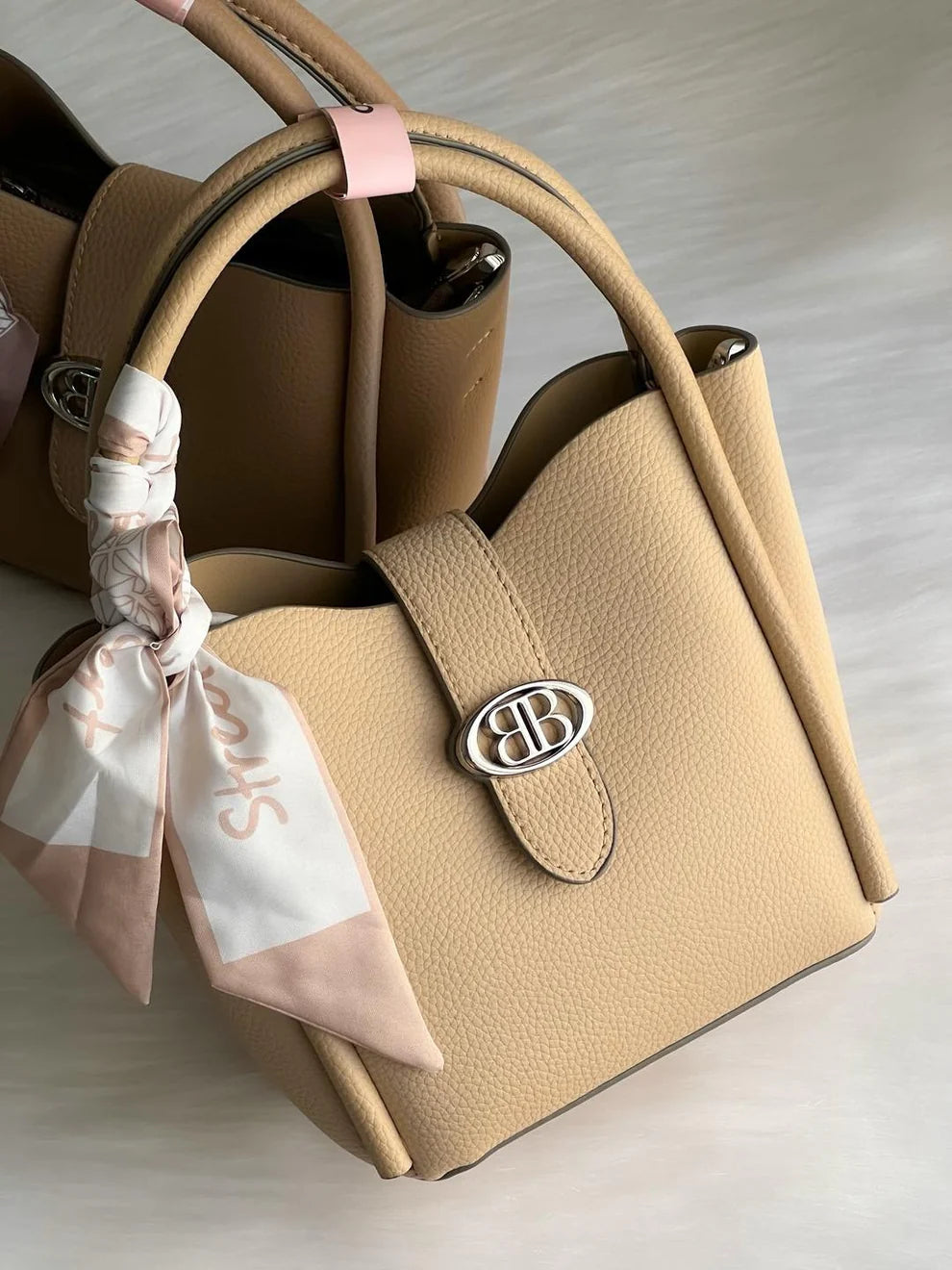 Sac à main structuré avec pochette intérieure – Design moderne et raffiné