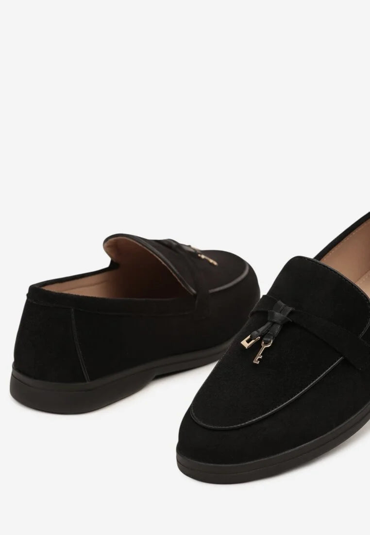 Mocassins Noirs en Daim avec Détail Métallique Élégant