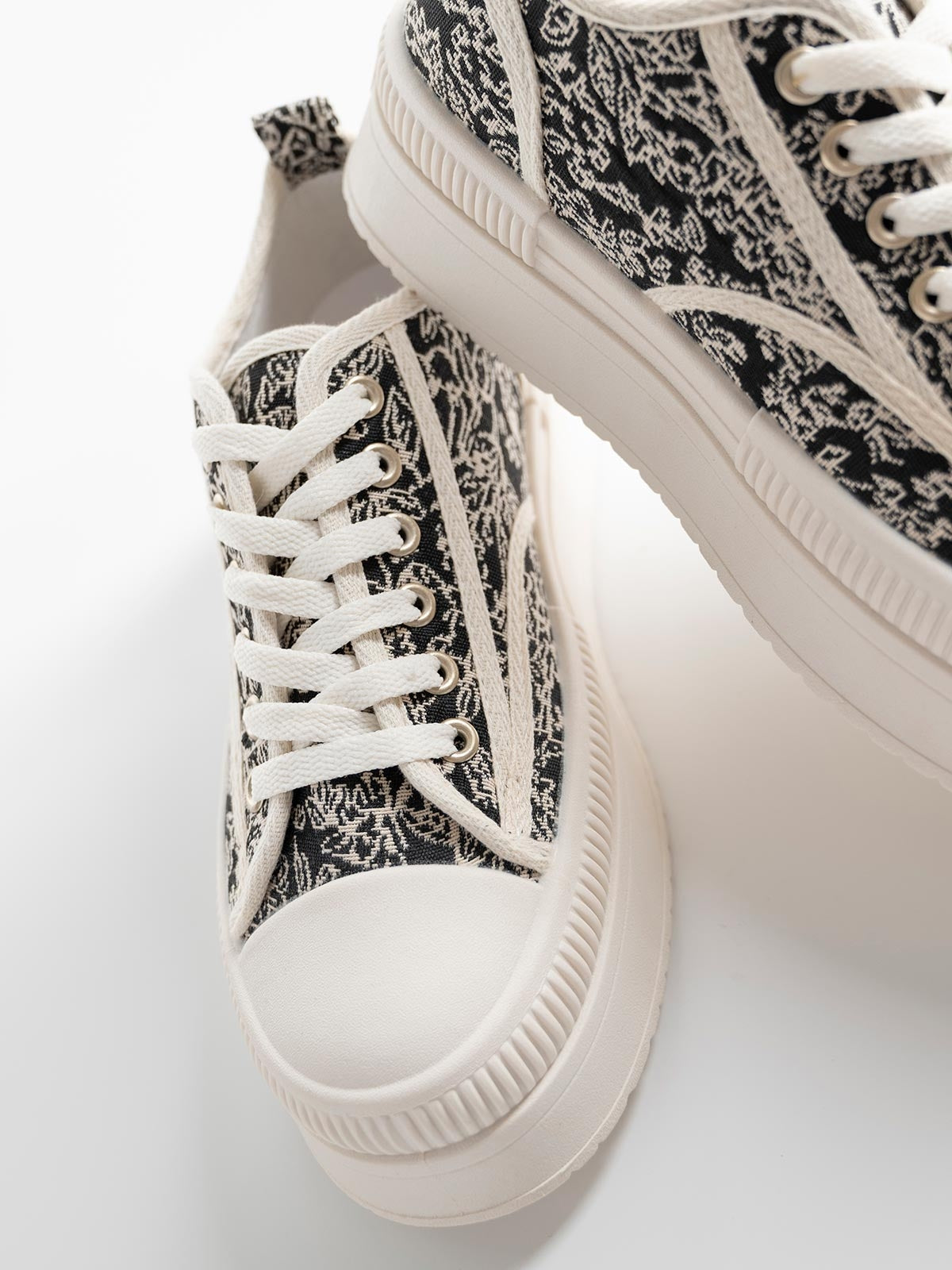 Basket toile blanche à lacets