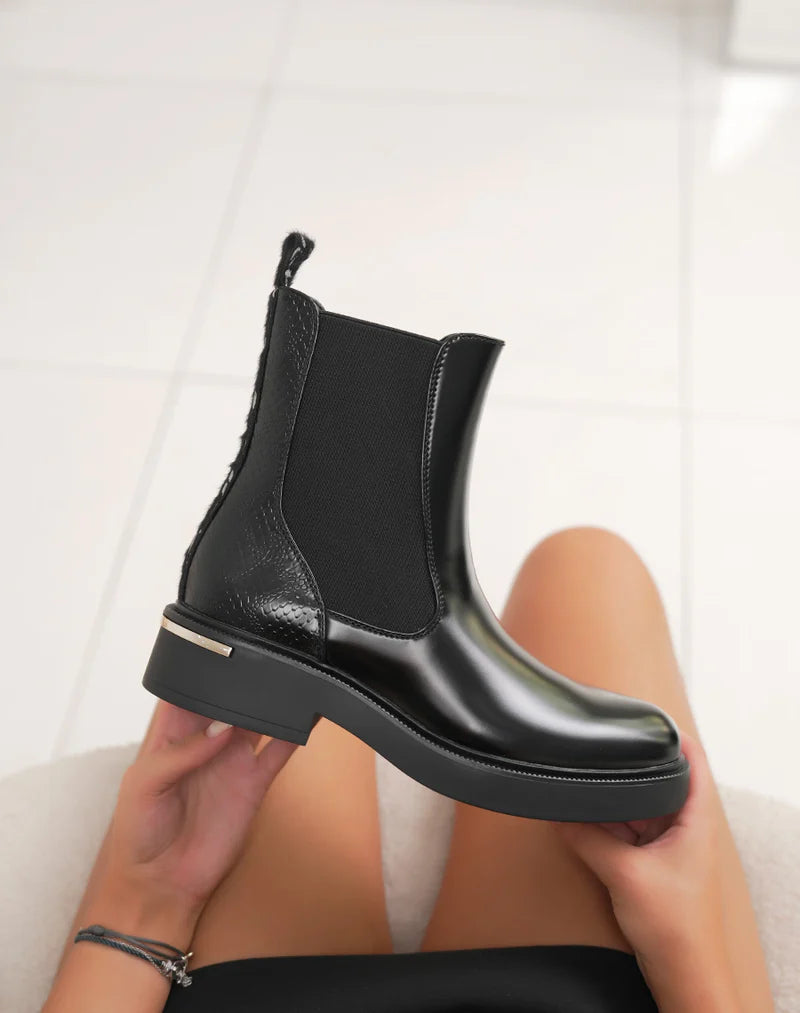 Bottines Chelsea Élégantes – Noir Verni et Détails Croco