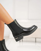 Bottines Chelsea Élégantes – Noir Verni et Détails Croco