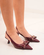 Escarpin slingback bordeaux à petit talon et nœud clouté