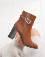 Bottine en Camel à Talon Carré et Boucle