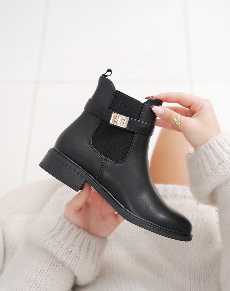Bottine élégante en noir au design chic et minimaliste