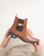 Bottine élégante en camel au design chic et minimaliste