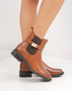 Bottine élégante en camel au design chic et minimaliste