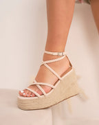 Sandale compensée beige tressée