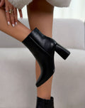 Bottines en noir à bout pointu et talon bloc