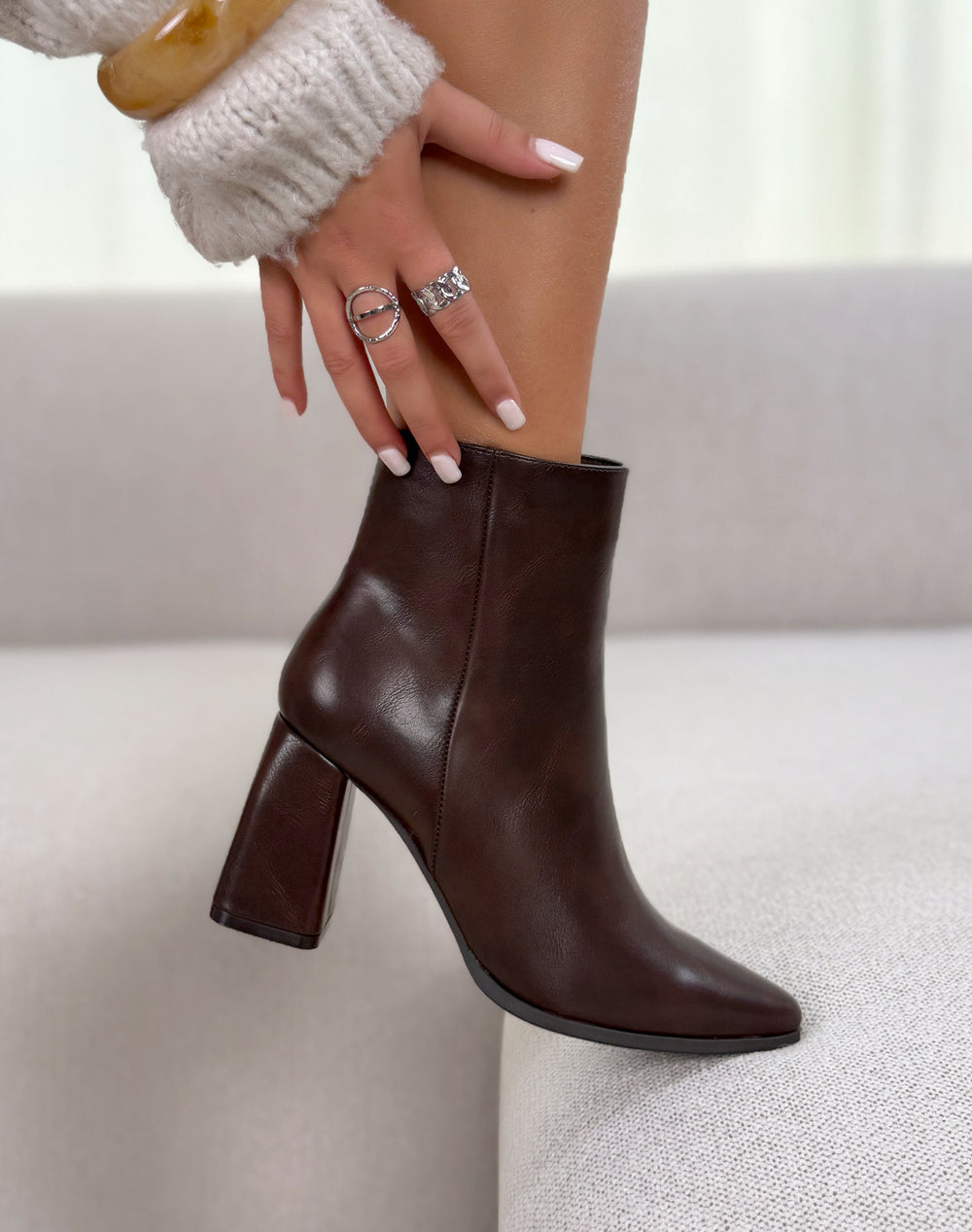 Bottines en marron à bout pointu et talon bloc