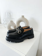 Mocassin noir avec détail argenté et semelle crantée