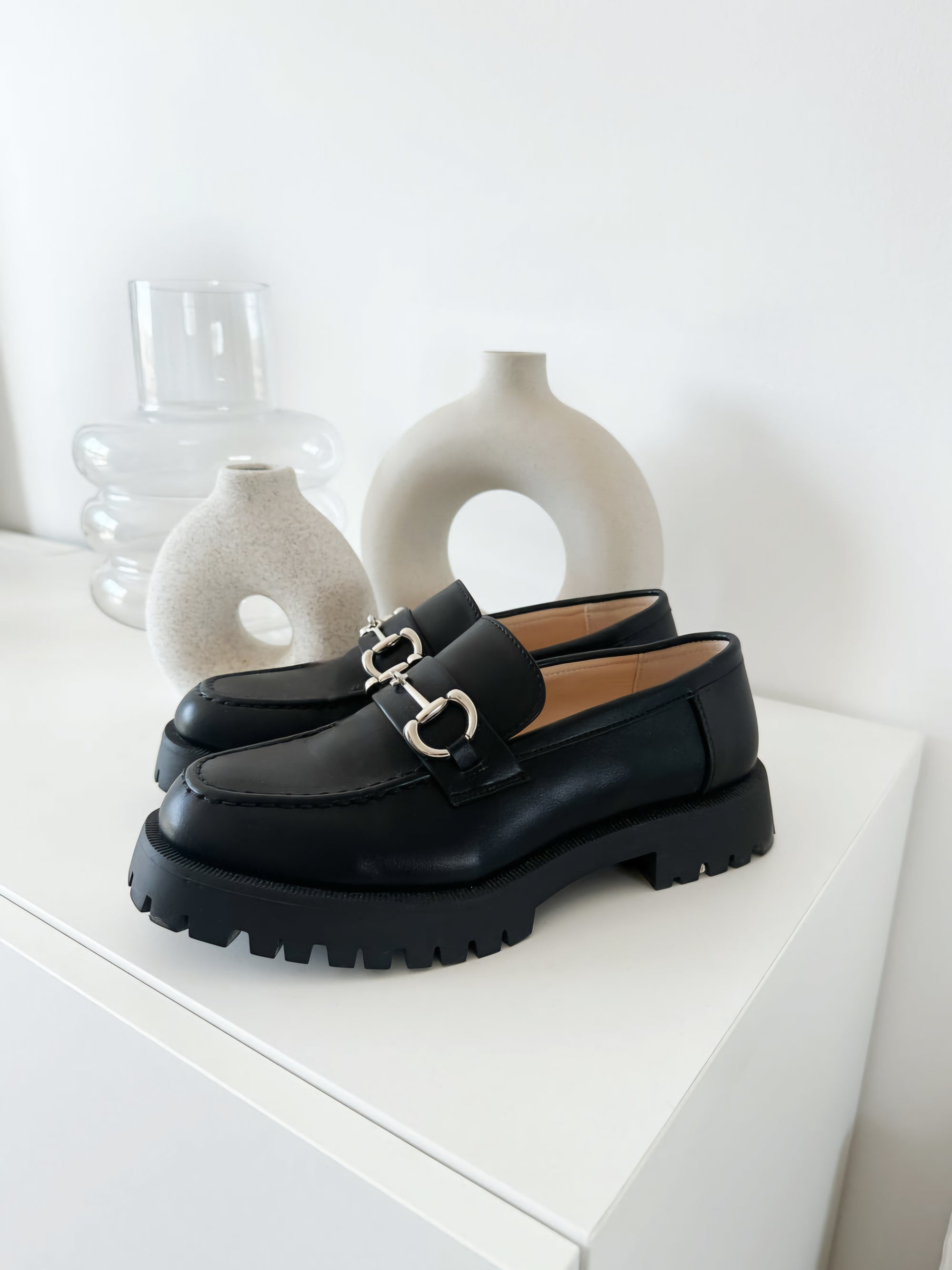 Mocassin noir avec détail argenté et semelle crantée