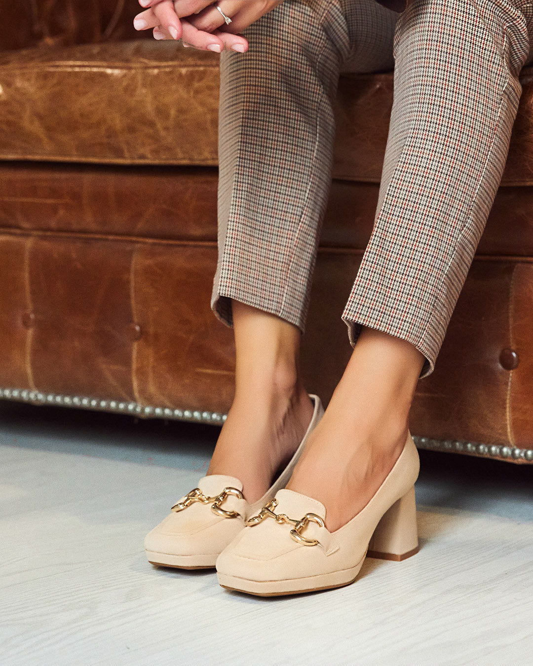 Mocassin à talon beige daim