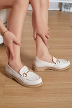 Mocassin beige rosé avec boucle dorée