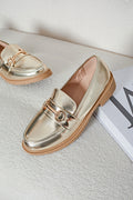 Mocassin doré avec boucle dorée
