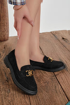 Mocassin en daim noir avec bijou doré