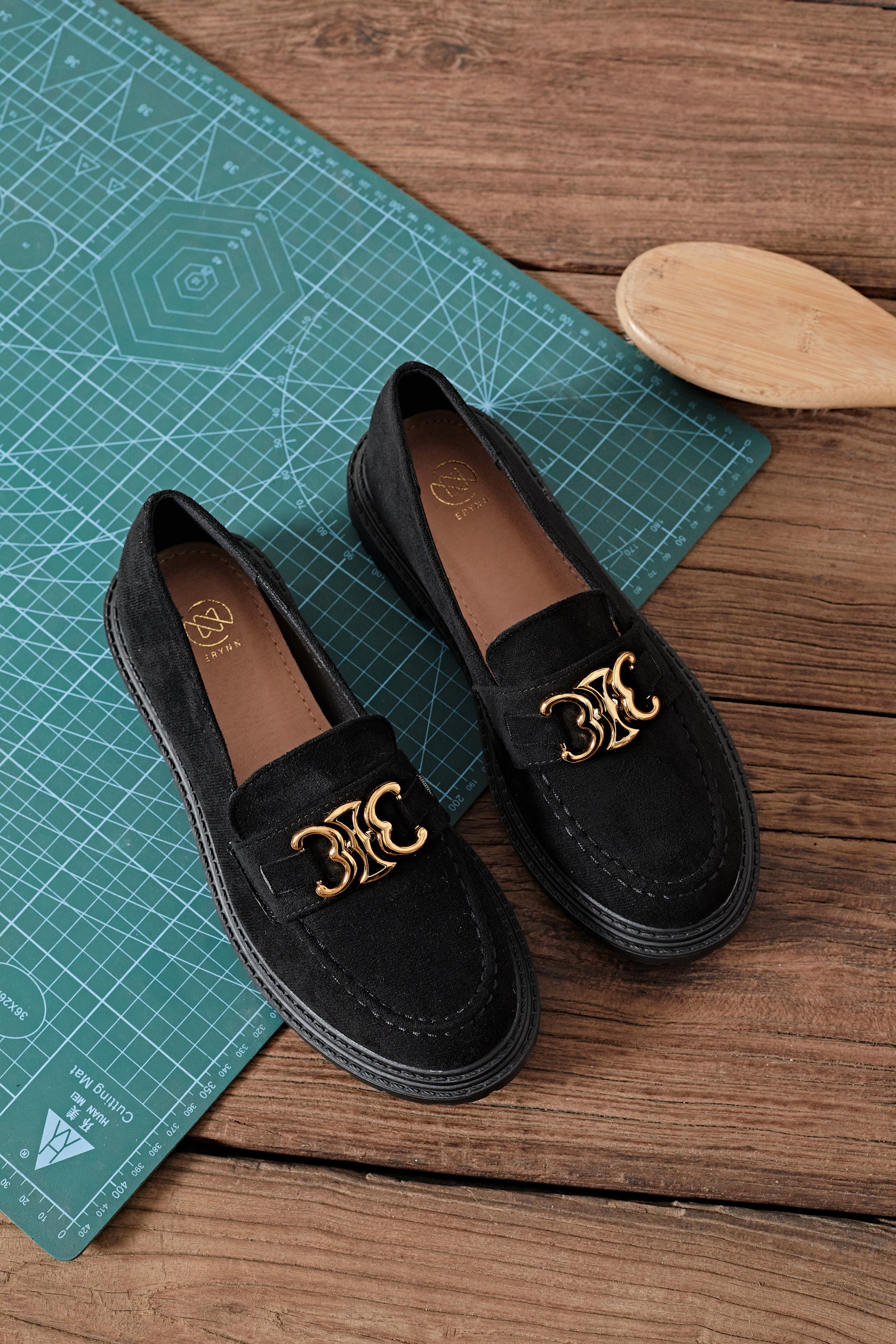 Mocassin en daim noir avec bijou doré