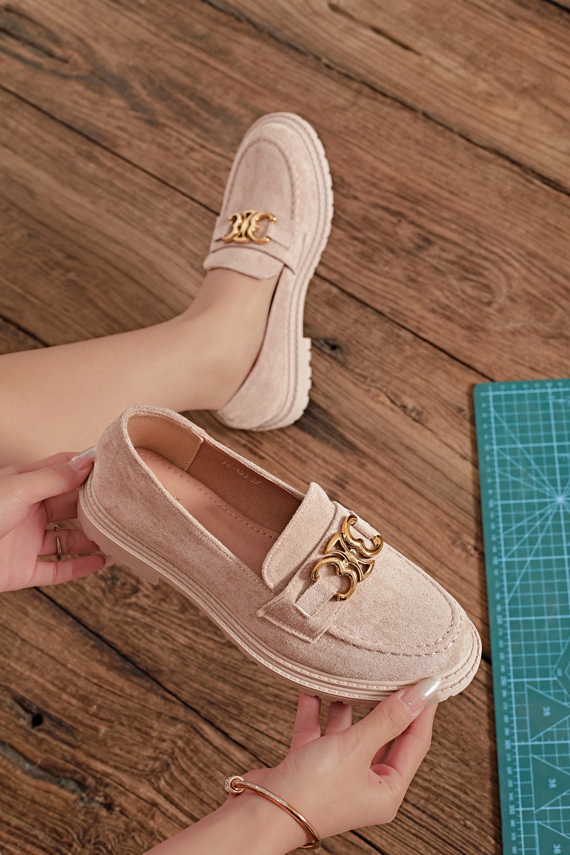 Mocassin en daim beige avec bijou doré