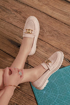 Mocassin en daim beige avec bijou doré