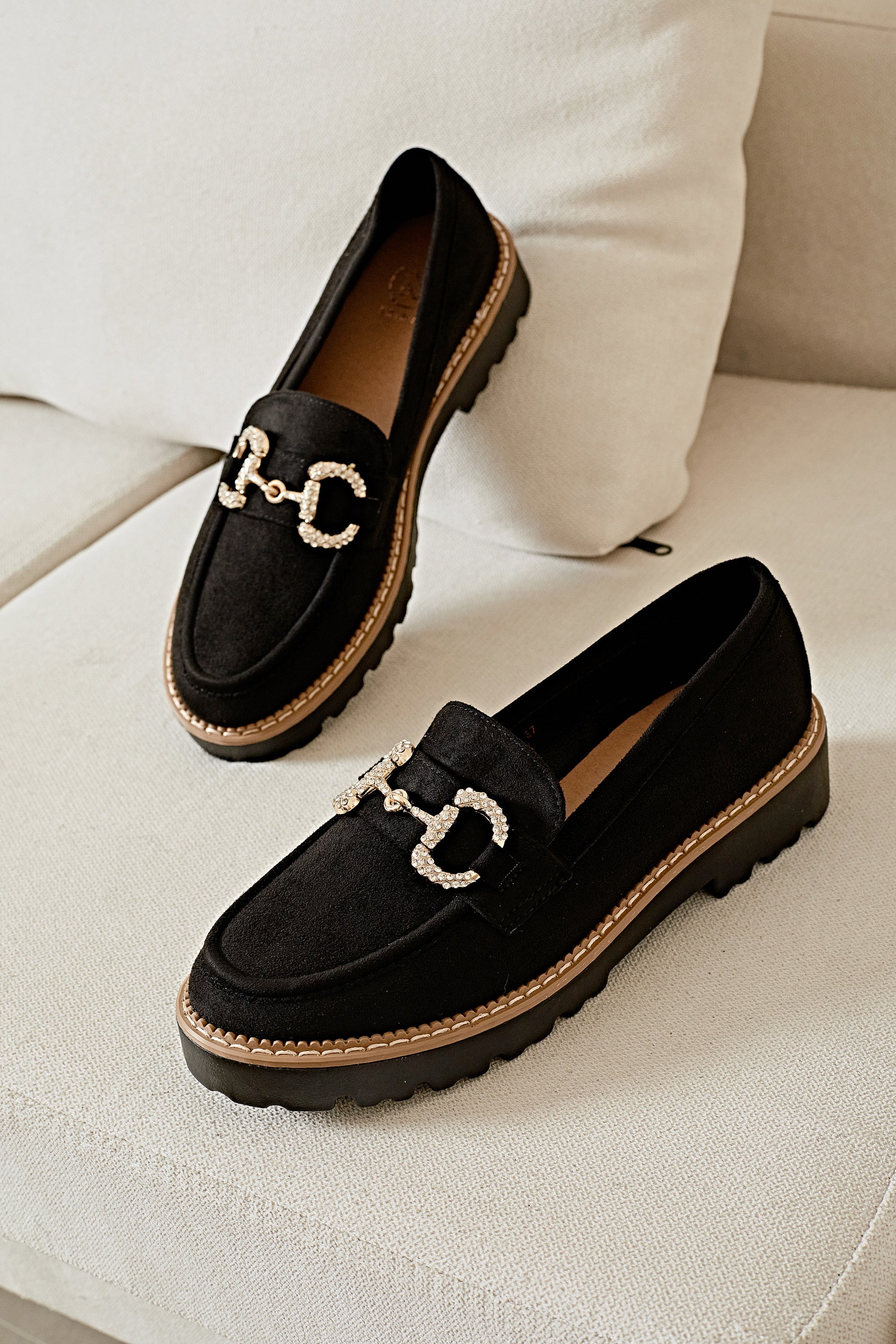 Mocassin en noir daim avec détail beige